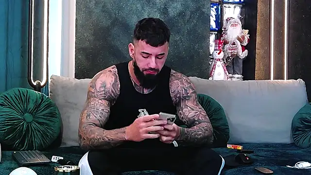 Snapshot of masterkingofmusclee chatting on December 4, 8:34 am masterkingofmusclee online show from December 4, 8:34 am