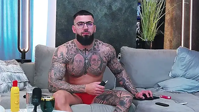 Snapshot of masterkingofmusclee chatting on March 19, 1:07 pm masterkingofmusclee online show from March 19, 1:07 pm
