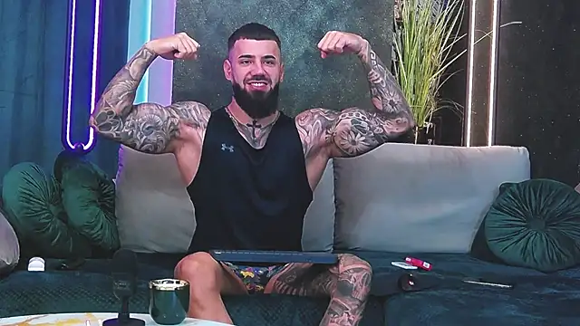 Snapshot of masterkingofmusclee chatting on January 8, 6:20 am masterkingofmusclee online show from January 8, 6:20 am
