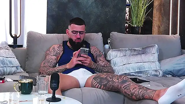 Snapshot of masterkingofmusclee chatting on March 18, 8:39 am masterkingofmusclee online show from March 18, 8:39 am