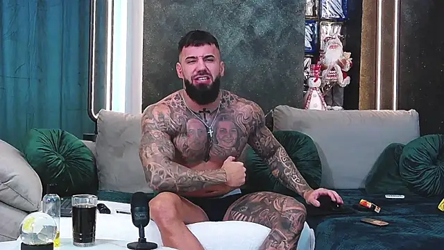 Snapshot of masterkingofmusclee chatting on December 17, 12:33 pm masterkingofmusclee online show from December 17, 12:33 pm