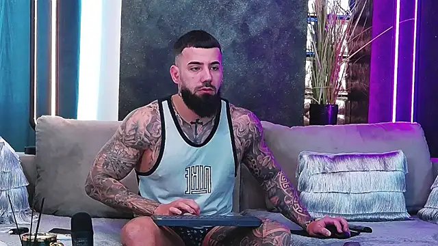 Snapshot of masterkingofmusclee chatting on February 24, 6:49 am masterkingofmusclee online show from February 24, 6:49 am