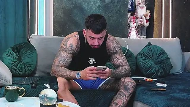 Snapshot of masterkingofmusclee chatting on December 5, 8:55 am masterkingofmusclee online show from December 5, 8:55 am