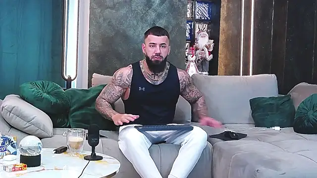 Snapshot of masterkingofmusclee chatting on January 3, 8:21 am masterkingofmusclee online show from January 3, 8:21 am