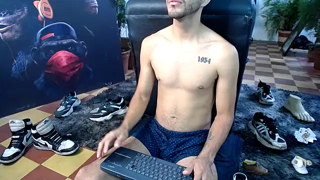 cutehornymax online show from April 8, 2:37 pm