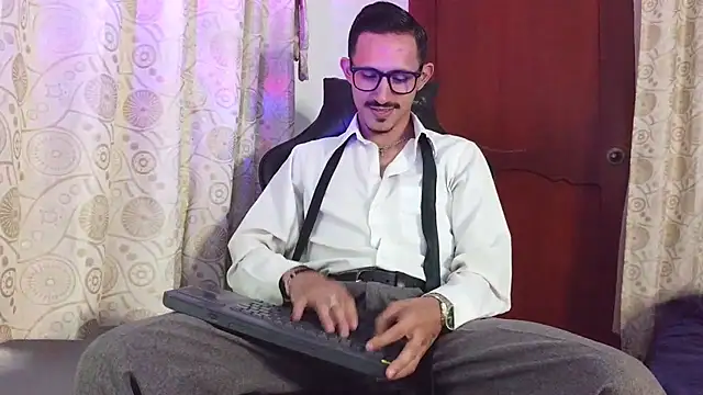 HomeAloneK online show from April 8, 7:44 pm