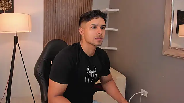 Snapshot of liam_collins21 chatting on December 23, 11:36 am liam collins21 online show from December 23, 11:36 am