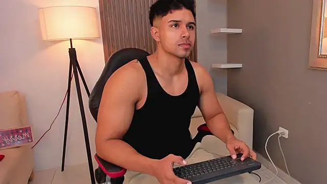 Snapshot of liam_collins21 chatting on December 14, 11:39 am liam collins21 online show from December 14, 11:39 am