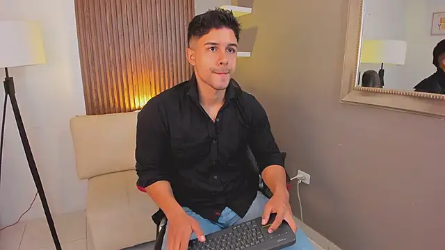 Snapshot of liam_collins21 chatting on January 12, 12:01 pm liam collins21 online show from January 12, 12:01 pm