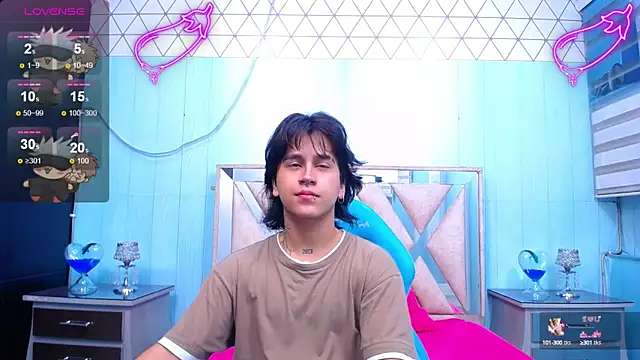 Snapshot of alex_477 chatting on February 21, 11:33 am alex 477 online show from February 21, 11:33 am