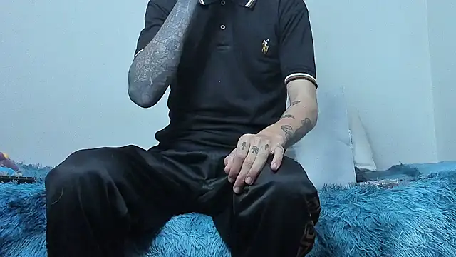 Snapshot of Aaron_BigDickxxx chatting on October 20, 6:39 am Aaron BigDickxxx online show from October 20, 6:39 am