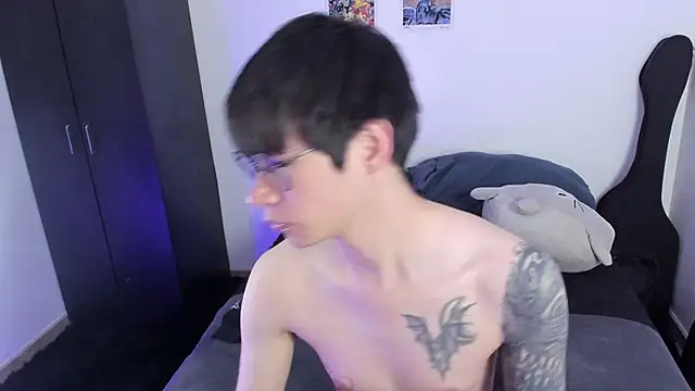 Snapshot of Aventure_Twinks chatting on October 14, 8:05 pm Aventure Twinks online show from October 14, 8:05 pm