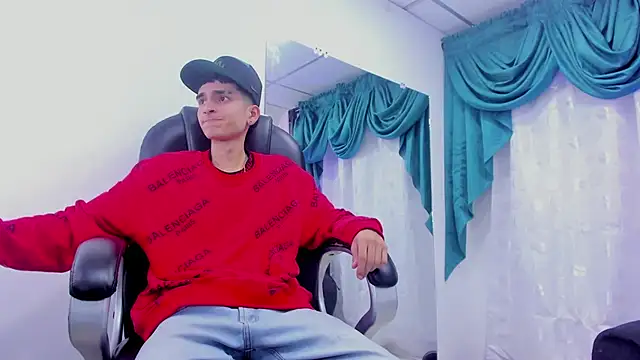 Ethan Booy online show from December 13, 10:45 pm