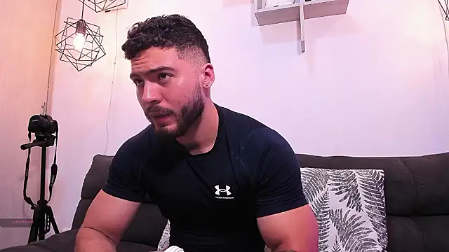 Snapshot of SebastianVilla_ chatting on December 8, 7:43 pm SebastianVilla online show from December 8, 7:43 pm