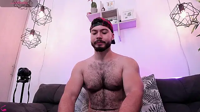 Snapshot of SebastianVilla_ chatting on December 18, 3:55 pm SebastianVilla online show from December 18, 3:55 pm