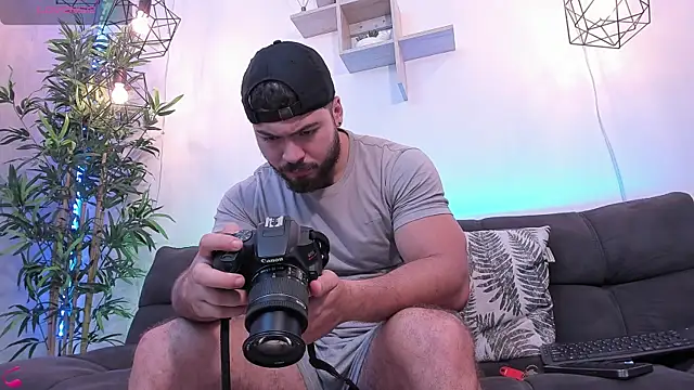 Snapshot of SebastianVilla_ chatting on March 1, 1:40 pm SebastianVilla online show from March 1, 1:40 pm