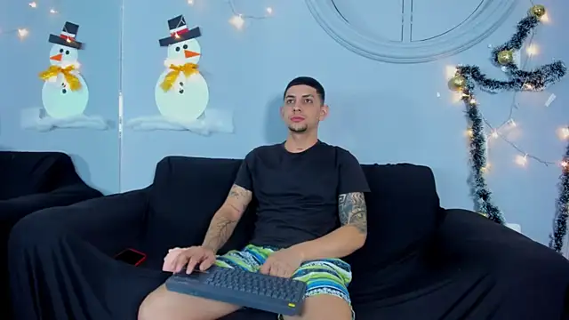 Snapshot of Alex_cute77 chatting on December 3, 12:16 pm Alex cute77 online show from December 3, 12:16 pm