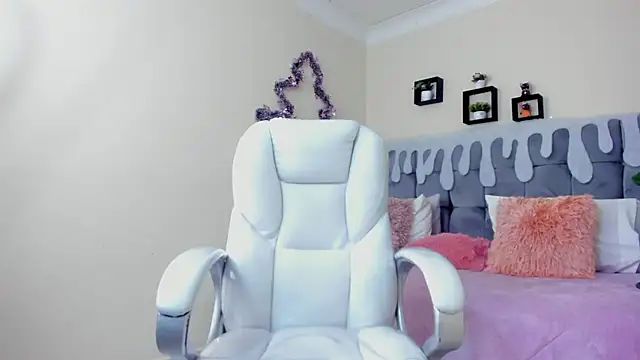 Snapshot of Alex_cute77 chatting on December 4, 12:25 pm Alex cute77 online show from December 4, 12:25 pm