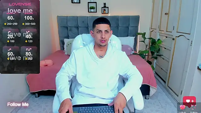 Snapshot of Alex_cute77 chatting on January 11, 12:18 pm Alex cute77 online show from January 11, 12:18 pm