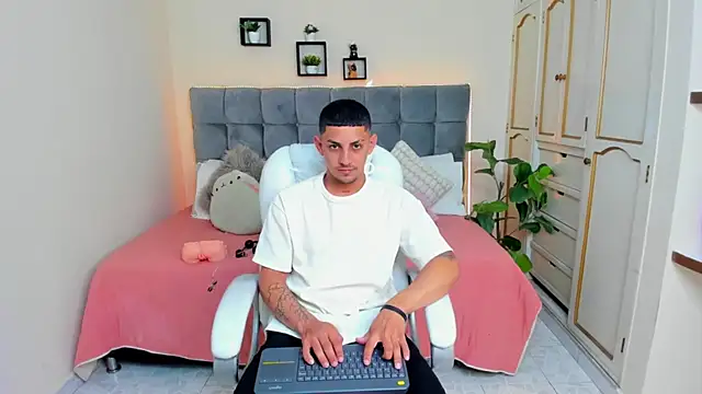 Snapshot of Alex_cute77 chatting on January 9, 12:09 pm Alex cute77 online show from January 9, 12:09 pm
