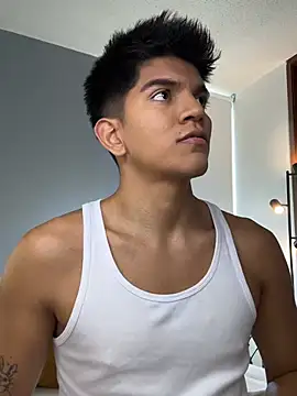 santiago 01 online show from April 25, 9:45 pm