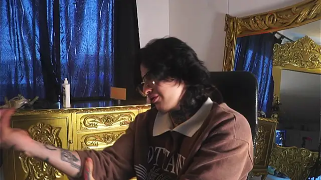 Snapshot of dantecoppolaa_ chatting on December 15, 6:59 pm dantecoppolaa online show from December 15, 6:59 pm