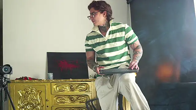 Snapshot of dantecoppolaa_ chatting on September 21, 9:15 pm dantecoppolaa online show from September 21, 9:15 pm
