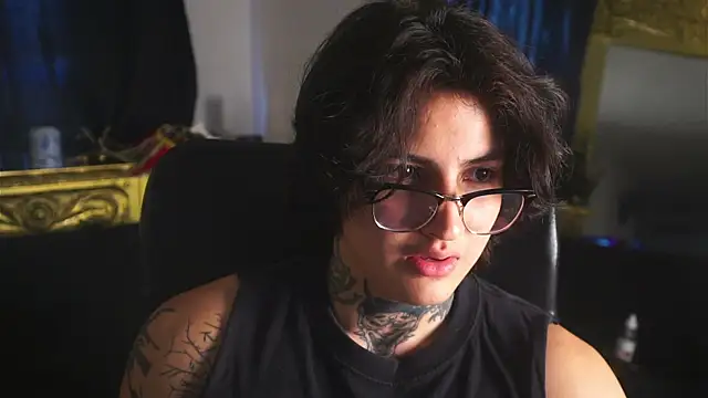 Snapshot of dantecoppolaa_ chatting on February 18, 2:49 pm dantecoppolaa online show from February 18, 2:49 pm