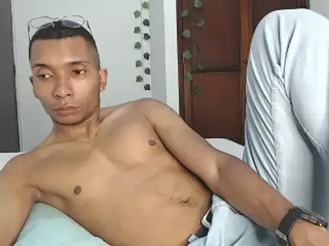 Snapshot of Aaronblack1_ chatting on December 19, 11:03 pm Aaronblack1 online show from December 19, 11:03 pm