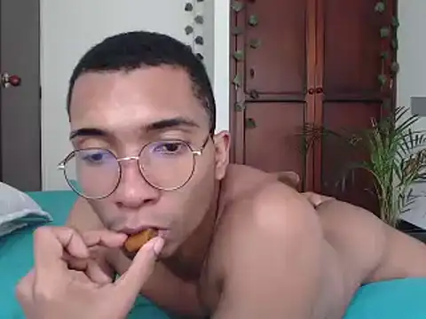 Snapshot of Aaronblack1_ chatting on December 6, 4:17 pm Aaronblack1 online show from December 6, 4:17 pm