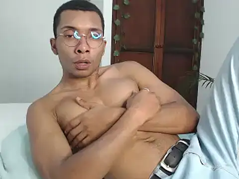 Snapshot of Aaronblack1_ chatting on December 16, 11:18 pm Aaronblack1 online show from December 16, 11:18 pm