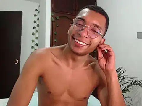 Snapshot of Aaronblack1_ chatting on December 10, 12:34 am Aaronblack1 online show from December 10, 12:34 am