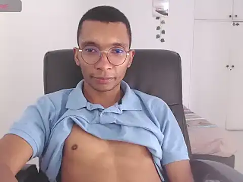 Snapshot of Aaronblack1_ chatting on January 27, 4:33 pm Aaronblack1 online show from January 27, 4:33 pm