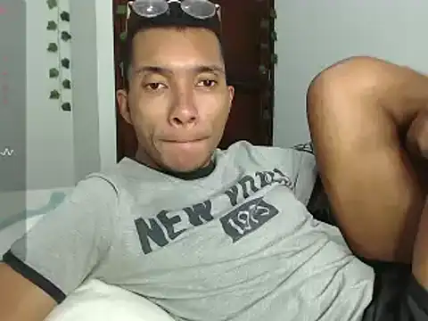 Snapshot of Aaronblack1_ chatting on January 5, 11:44 pm Aaronblack1 online show from January 5, 11:44 pm