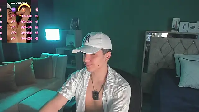 Snapshot of Brat_ chatting on September 22, 3:00 pm Brat online show from September 22, 3:00 pm