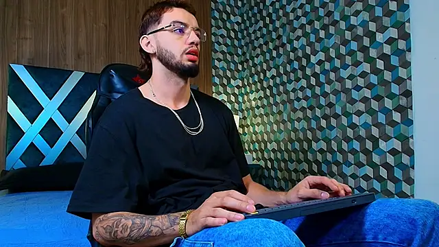 Snapshot of Michael_magno chatting on October 15, 6:37 pm Michael magno online show from October 15, 6:37 pm