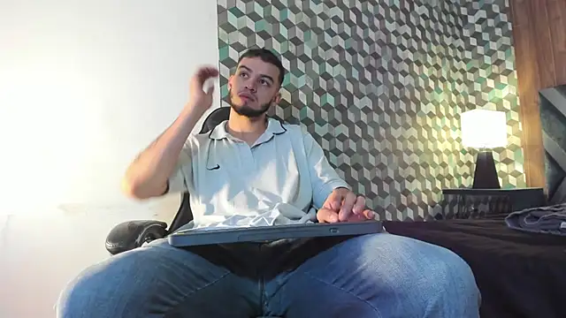 Snapshot of Michael_magno chatting on January 22, 3:29 pm Michael magno online show from January 22, 3:29 pm