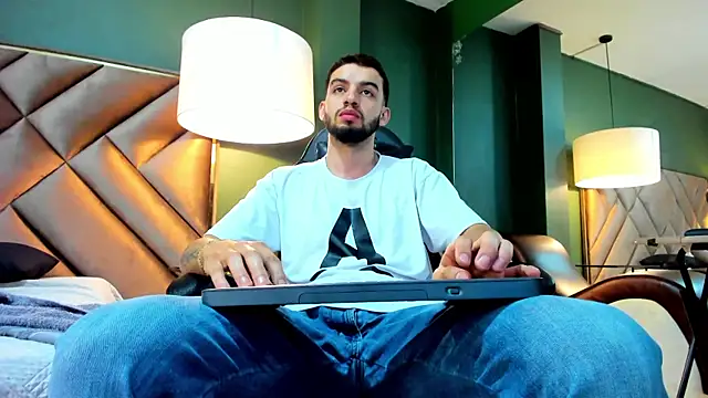 Snapshot of Michael_magno chatting on October 16, 8:39 pm Michael magno online show from October 16, 8:39 pm