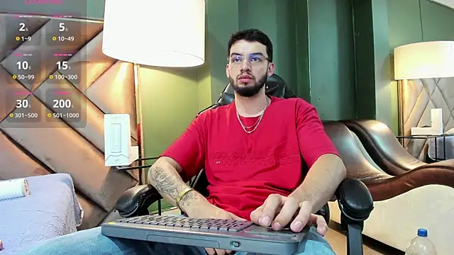 Snapshot of Michael_magno chatting on October 26, 9:17 pm Michael magno online show from October 26, 9:17 pm