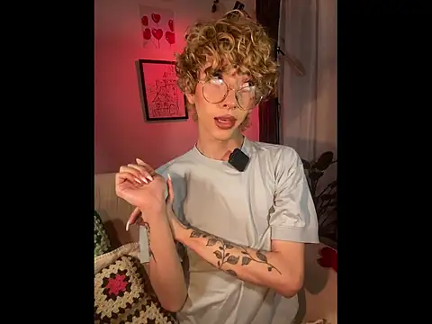 lyamthommpson online show from April 1, 2:02 am