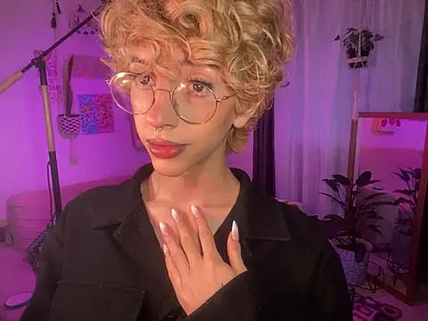 lyamthommpson online show from March 27, 9:05 pm