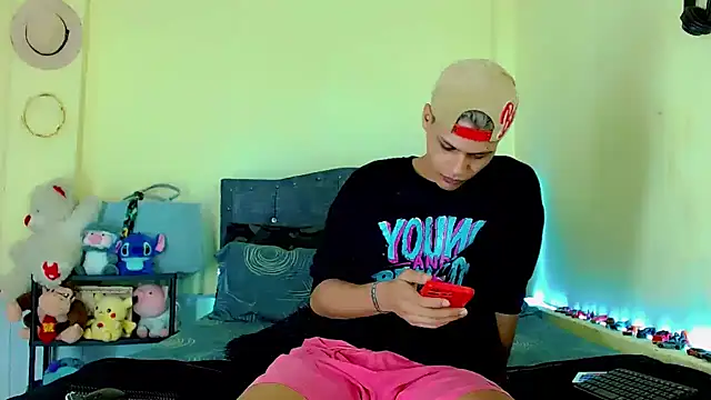 Liamscott  online show from April 18, 7:58 pm