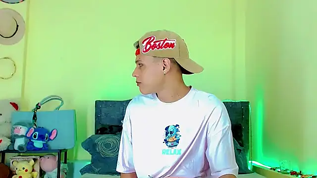 Liamscott  online show from April 13, 8:20 pm