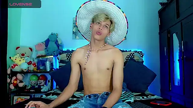 Snapshot of Liamscott_ chatting on October 31, 8:01 pm Liamscott  online show from October 31, 8:01 pm