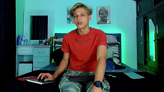 Snapshot of Liamscott_ chatting on September 15, 9:27 pm Liamscott online show from September 15, 9:27 pm