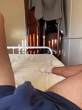 h0rnyguy001 online show from April 15, 8:47 am