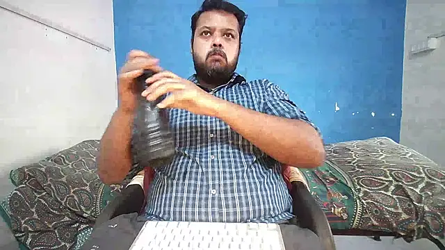 Snapshot of dirtybearr chatting on December 20, 7:44 am dirtybearr online show from December 20, 7:44 am