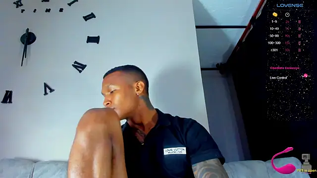 Snapshot of esteveen_ortegas_ chatting on December 14, 7:29 am esteveen ortegas online show from December 14, 7:29 am