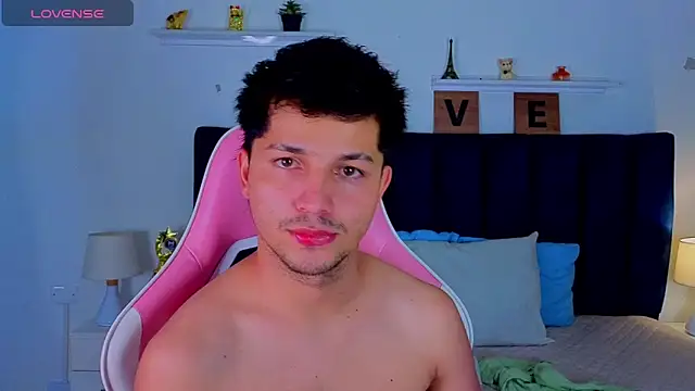 Issac james  online show from April 28, 6:40 am