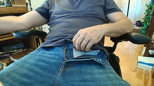 Snapshot of massive_cum chatting on October 1, 9:30 pm massive cum online show from October 1, 9:30 pm